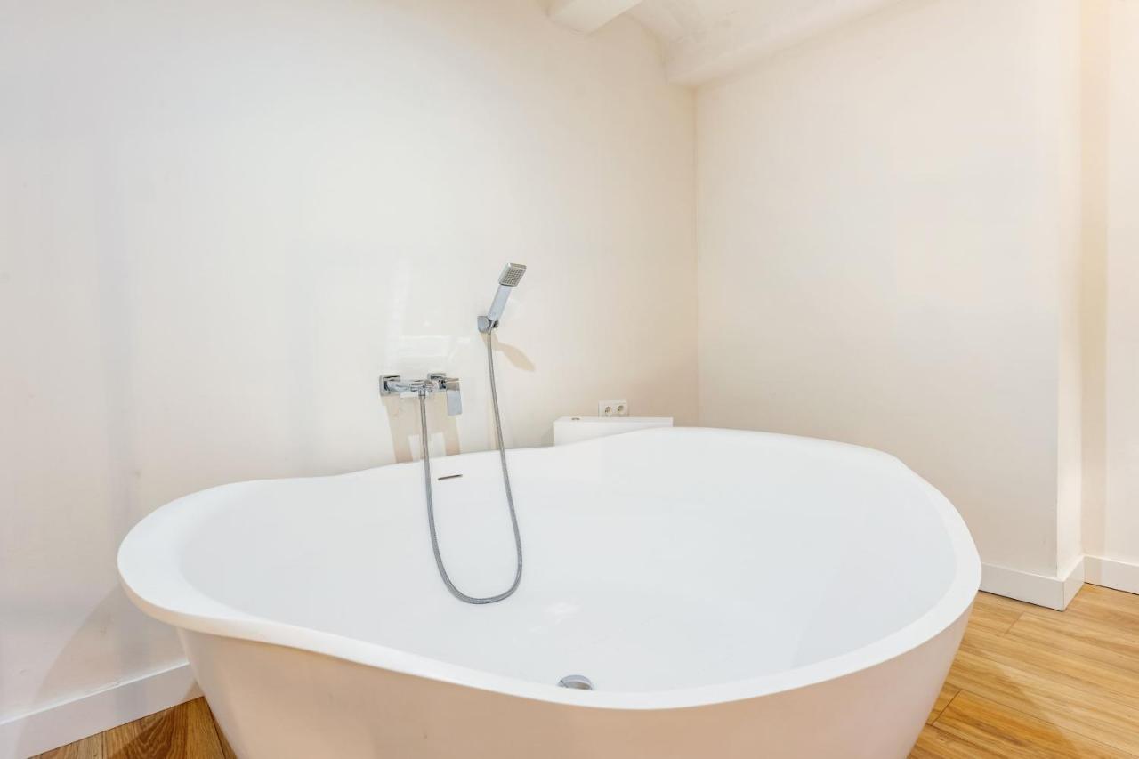 Quiet Gem With Jacuzzi In The Center Leilighet